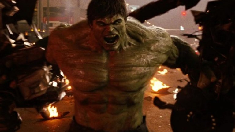 2. The Incredible Hulk (Невероятният Хълк, 2008)
Много хора напълно забравят за този филм и че той всъщност е част от MCU. Брус Банър е беглец. Военните искат да се доберат от него, след като инцидент с гама лъчи го е превърнал в чудовище. Когато се изнерви, хилавият Банър се превръща в зелена и гневна камара от мускули, наречена Хълк. За да го залови, ген. Рос е склонен да използва собствената си дъщеря, както и да жертва най-добрия си войник.
Едуард Нортън не беше лош Хълк, но беше сменен от Марк Ръфало по-нататък във филмите на Marvel заради проблеми с Джос Уедън (режисьор на Avengers). Най-любопитното в този филм обаче остава добре пресъздаденото усещане за мощта на зеления гигант, както и постепенната трансформация на противника му Емил Блонски (Тим Рот).