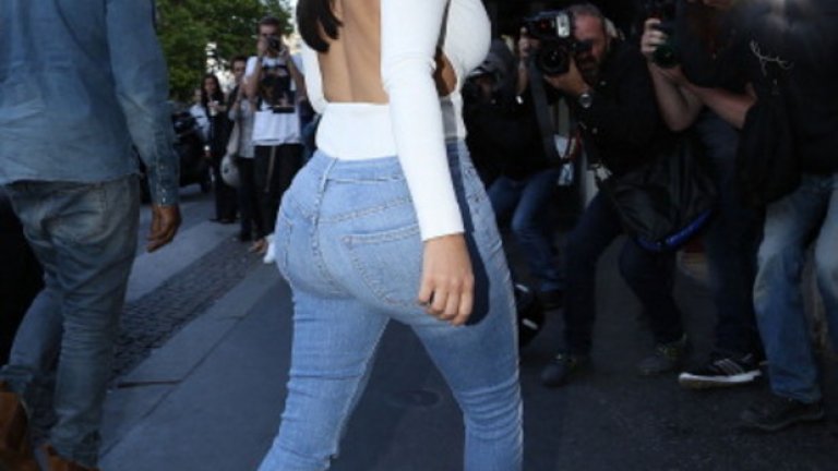 А Ким Кардашиан е добър избор на модел за подобни дънки 