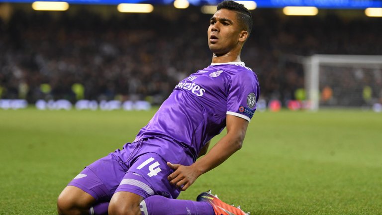 Каземиро имал проблеми с алкохола
Когато бил само на пет години, баща му ги напуснал. Това се случило след скандал, в който ударил майка му. И повече никога не се завърнал. "Ако го срещна на улицата сега, дори няма да знам, че това е баща ми. Наистина бих искал да се срещна с него, но тогава Бог реши друго." Майка му изнемогвала, но направила всичко по силите си да му осигури добро образование. Тийнейджърските му години обаче били проблемни. Когато е на 14, Каземиро е диагностициран с хепатит. В продължение на три месеца не тренира, а състоянието му е доста тежко. "В този момент сериозно си мислех да напусна футбола, дори и да се оправя напълно. Но семейството ми ми вдъхна сили да се боря."
На 16 изгубил контрол над себе си. Започнал да пие много и качил 15 килограма. Идвал пиян на тренировки и изглеждало, че няма как да направи кариера във футбола. С него обаче се заел лично треньорът му в Сао Пауло и, както се казва, го направил човек.