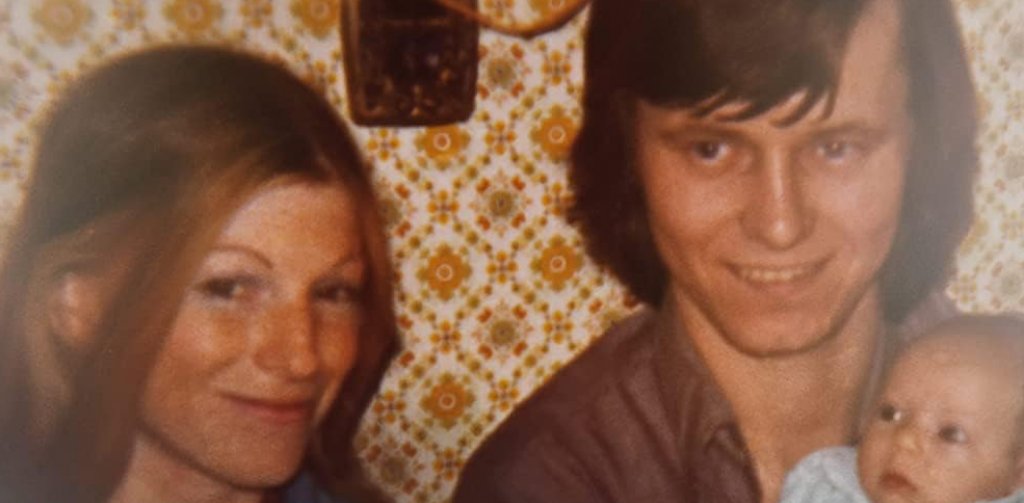 The Unsolved Murder of Beverly Lynn Smith
Къде да гледате: Amazon Prime Video
Младата майка Бевърли Лин Смит е убита хладнокръвно с изстрел в тила. Местопрестъплението прилича на предварително планирана екзекуция и според предположенията на полицията нападателят ѝ я е познавал. Разследващите обаче не могат да установят кой от нейното обкръжение има мотив да я убие.
Години след смъртта ѝ документалният сериал The Unsolved Murder of Beverly Lynn Smith събира всички известни факти около нейната смърт и се опитва да посочи извършителя.