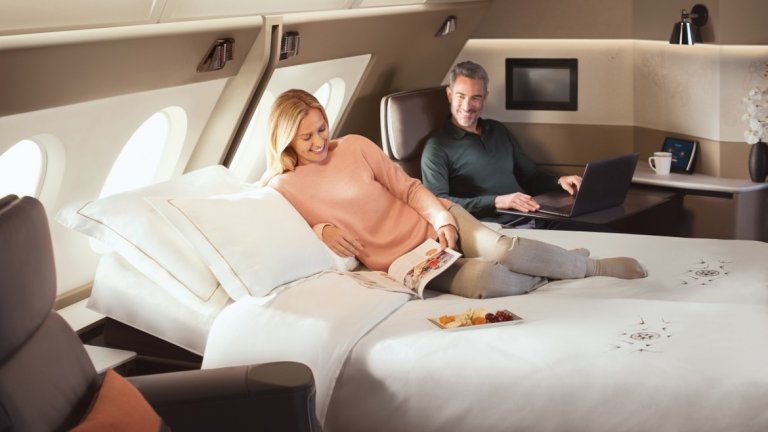 Легло, чийто наклон може да се контролира, и кожен стол за хранене и работата предлагат избор и удобство на пътуващите със самолета.