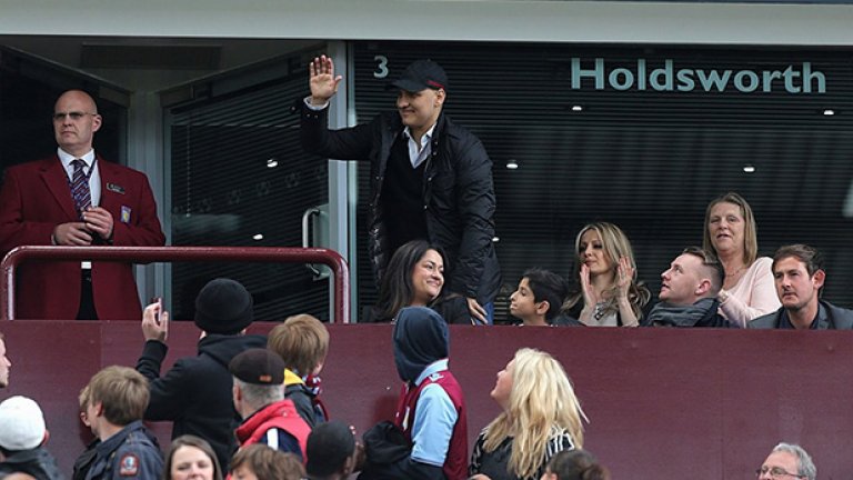 Съпругата Паулина (най-горе вдясно) не слезе на терена след мача, но го изгледа редом до Стилиян. Петров поздрави феновете за жеста им в 19-ата минута.