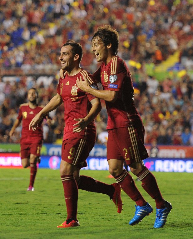 Давид Силва (вдясно) прегръща Пако Алкасер, който вкара в дебютния си мач за Испания.