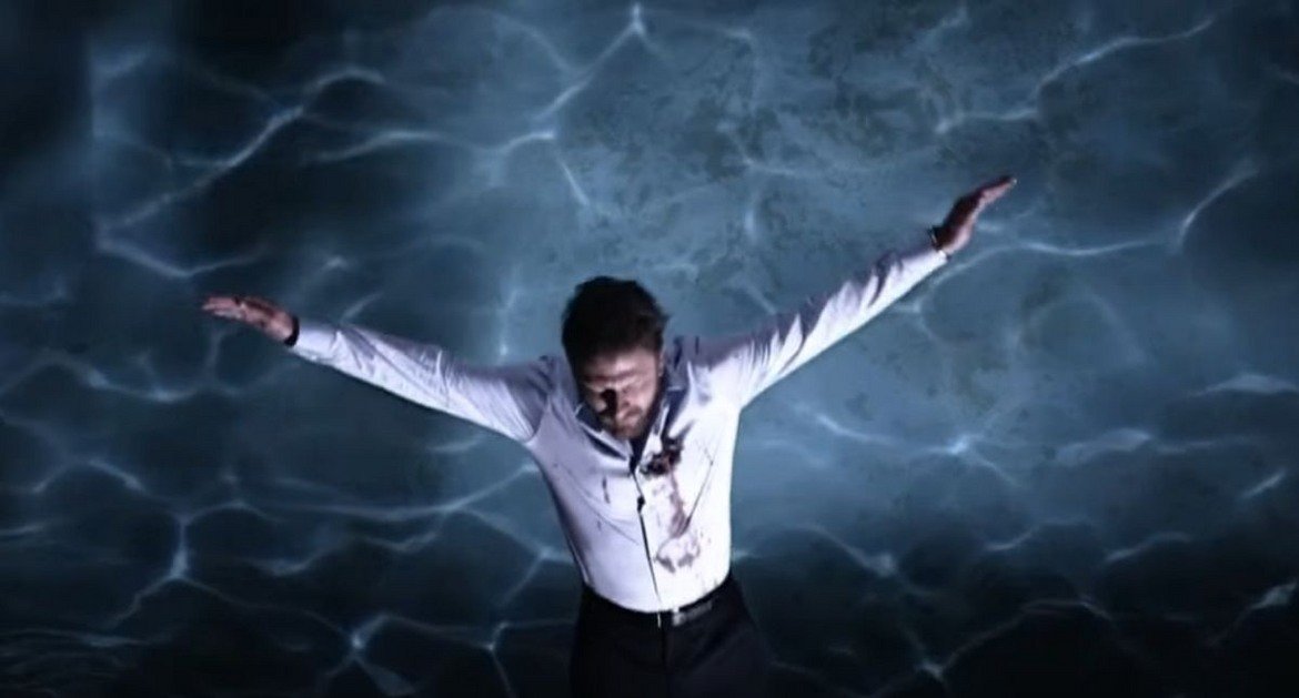 20. Смъртоносна надпревара 2 (2010)

Пак стрелба, но този път персонажът на Бийн разперва ръце и пада по гръб в басейн. Клиширано явление в доста филми, но на актьора му е за пръв път. 