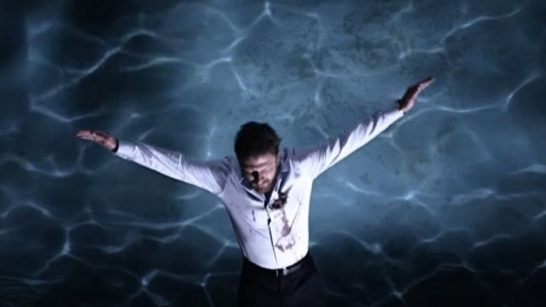 20. Смъртоносна надпревара 2 (2010)

Пак стрелба, но този път персонажът на Бийн разперва ръце и пада по гръб в басейн. Клиширано явление в доста филми, но на актьора му е за пръв път. 