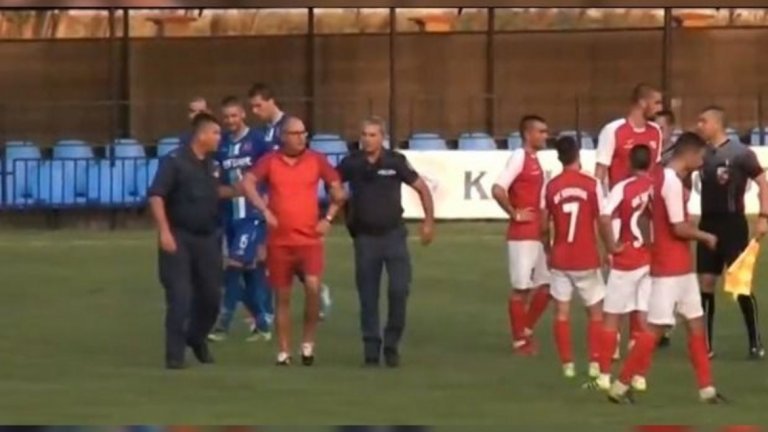 През август един от най-опитните треньори в българския футбол Атанас Джамбазки демонстрира боксови заложби и наби съдия на мача
между Кариана Ерден и Струмска слава. Гостите от Радомир стигнаха до победа с 2:1 с късен гол от пряк свободен удар, отсъден заради спорно нарушение. След последния съдийски сигнал наставникът на Кариана реши, че най-добрият начин на действие е саморазправа с главния съдия Ивайло Ненков. На пътя на Джамбазки обаче се оказа страничният рефер Георги Великов, който отнесе няколко удара в лицето. Наставникът беше изведен с полиция и впоследствие беше изхвърлен от футбола за една година. "Нервите не ми издържаха, за което се извинявам на всички. Разбирам, че не трябва да се реагира така, но не може по този начин да идват и да се подиграват с труда на хората, разбирате ли", обясни Джамбазки и не пропусна да подхвърли: "Ако се продължава по този начин, може и други колеги да реагират така".