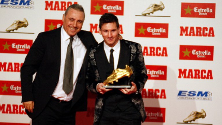 2013 г. Стоичков връчи "Златната обувка" на Лео Меси.