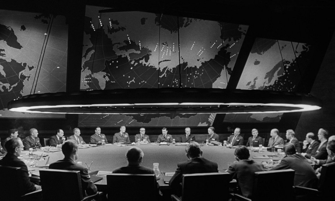  Д-р Стрейнджлав/ Dr. Strangelove 

Пълното заглавие на филма е "Д-р Стрейнджлав, или как престанах да се страхувам и обикнах атомната бомба". Режисьорът Стенли Кубрик прави една неповторима черна сатира на Студената война между САЩ и Съветския съюз, в която обаче никой не е нито от добрите, нито от лошите.

Историята показва луд генерал (в ролята – Питър Селър), който нарежда уж ответен ядрен удар към СССР. Следват отчаяни опити да бъде предотвратен атомния апокалипсис, които са едновременно комични за публиката, но и всяват неподправен страх какво би станало, ако подобни събития се разиграват наистина. 