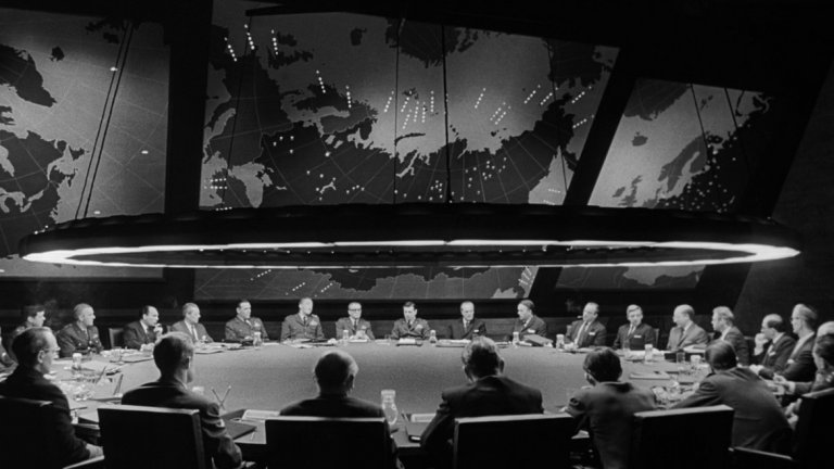  Д-р Стрейнджлав/ Dr. Strangelove 

Пълното заглавие на филма е "Д-р Стрейнджлав, или как престанах да се страхувам и обикнах атомната бомба". Режисьорът Стенли Кубрик прави една неповторима черна сатира на Студената война между САЩ и Съветския съюз, в която обаче никой не е нито от добрите, нито от лошите.

Историята показва луд генерал (в ролята – Питър Селър), който нарежда уж ответен ядрен удар към СССР. Следват отчаяни опити да бъде предотвратен атомния апокалипсис, които са едновременно комични за публиката, но и всяват неподправен страх какво би станало, ако подобни събития се разиграват наистина. 