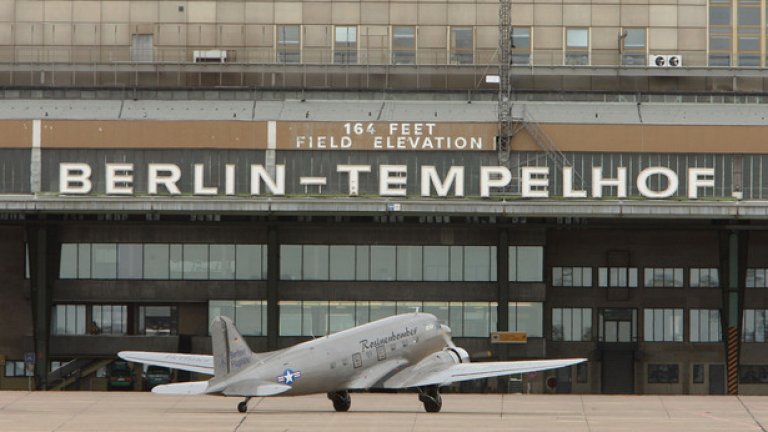 Към 70-те години на миналия век сградата на терминала, построен от нацистите, е в топ 20 на най-големите постройки в света. Последният самолет излита през 2008-ма година