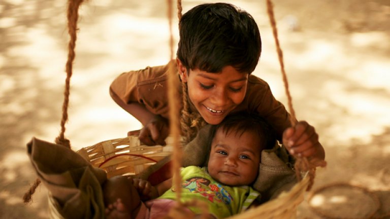 Във времена на криза се е увеличило насилието върху деца - все повече зачестява т.нар. синдром на разтърсеното бебе...В Индия обаче, където мизерията си е мизерия, няма статистика за такива случаи
