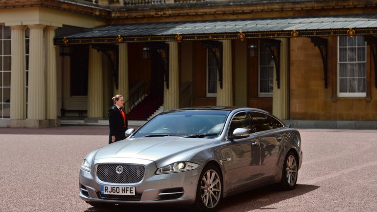 Тереза Мей - премиер на Великобритания
Jaguar XJ Sentinel
Преди години когато Тереза Мей беше вътрешен министър в кабинета на Дейвид Камерън, предпочиташе да използва BMW 7. Още в първия си ден като министър-председател обаче, тя се яви в Бъкингамския дворец с Jaguar, за да се срещне с кралица Елизабет II. Символът на британската автомобилна класа обслужваше и предшественика й на Даунинг Стрийт 10. Автомобилът на Тереза Мей не само е брониран, но и може да издържи на взривно устройство с до 15 кг тротилов еквивалент от близка дистанция. Подът на лимузината също е укрепен, така че да издържа на евентуално нападение с гранати.