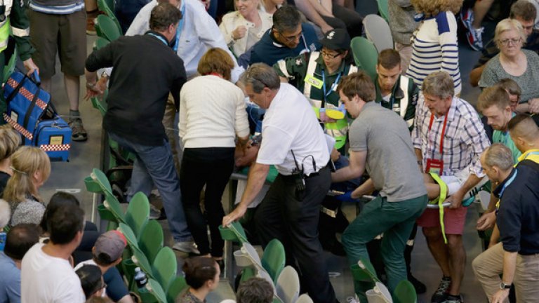 Найджъл Сиърс припадна по време на двубоя на Ана Иванович с Мадисън Кийс и бе откаран в болница