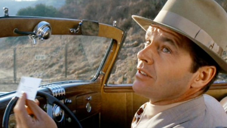 Никълсън трансформира слабостта и фрустрацията на Джейк в сила, влива хуманизъм на персонажа и прави зрителската идентификация крайно удовлетворяващ процес.