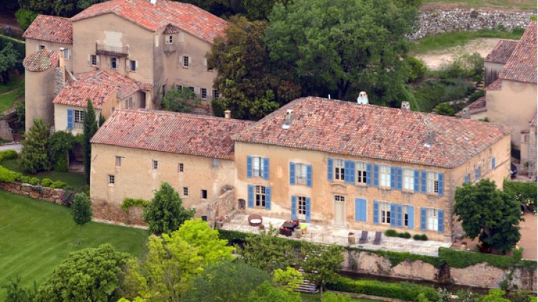 "Шато Миравал" във Франция е любимото място за прекарване на времето на двойката и шестте им деца в Европа. Имотът е закупен през 2008-ма година за 60 млн. долара. Намира се в Бриньол, в близост до провинция О'ан Прованс. Имението е огромно и има 1000 акра земя, която включва винарна, езеро, външни басейни и 20 фонтана. Вътрешността има 35 спални, басейн, стая за билярд, две фитнес зали, сауна, джакузи и банкетна зала. Това е имението и където двойката отпразнува сватбата си през 2014-та.