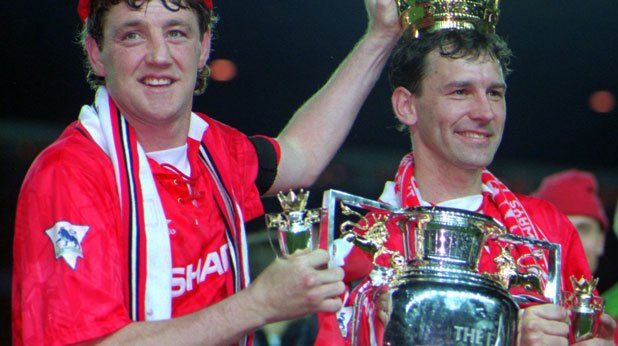 Двамата капитани на Манчестър Юнайтед през сезон 1992/1993 Брайън Робсън (вдясно) и Стив Брус празнуват с купата на шампион на Висшата лига...