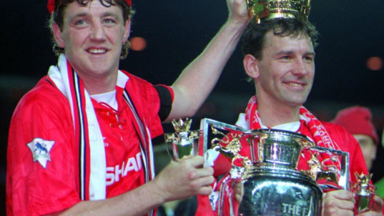 Стив Брус
Лицето казва много. Вгледайте се в това на Стив Брус и ако не го помните, си представете какъв боец беше. 1993 г. беше знаменита за защитника, който в отсъствието на контузения Брайън Робсън носеше капитанската лента в шампионския сезон. Напусна през 1996 г. и игра две години в Бирмингам, след което стана треньор. В момента е начело на Астън Вила.