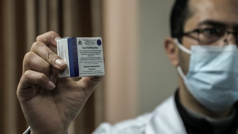 До 31 август всички с поставена първа доза от руския препарат могат да получат и втората си игла