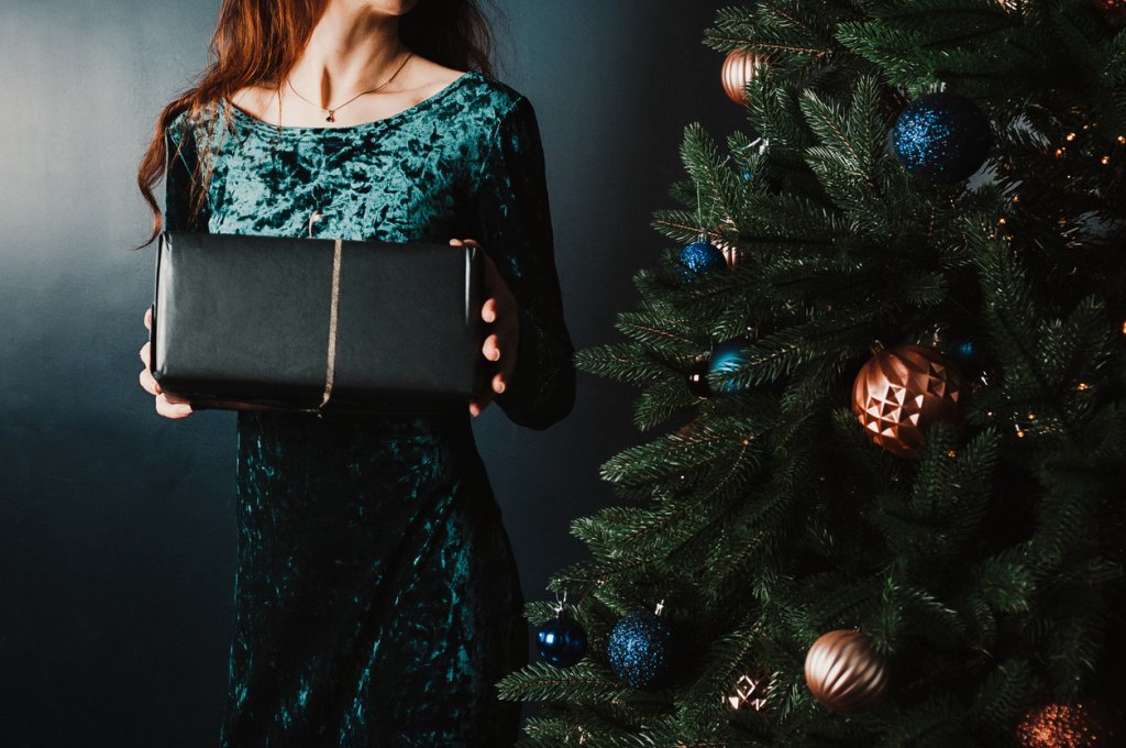 Вечер за кадифе

Кадифето става все по-популярно при новогодишните тоалети. От една страна, защото изглежда елегантно, а от друга - защото си отива със зимата. Цветовете, които се наложиха като тенденция при тази материя са черното, зеленото и бургундското. Във вид на рокля, панталон или блуза, няма да сбъркате, ако във вечерта срещу 1 януари носите нещо кадифено по себе си.