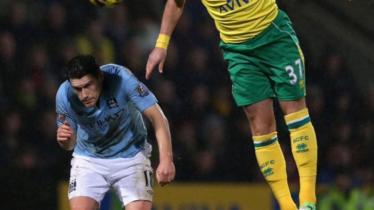 Хари лети с екипа на Норич.