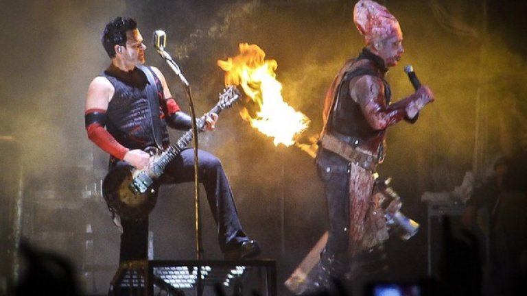 Концерт на Rammstein в Самара, Русия 
Култовата немска банда, за която в пълна сила важи поговорката "Никой не е пророк в собствената си страна“, защото в Германия на нея се гледа почти както на чалгата у нас, е свръхпопулярна по света и особено в Източна Европа. А в Русия те буквално са обожавани. Затова не е и чудно, че групата пя пред 692 000 души на открито в руския град Самара на 8 юни 2013-та...