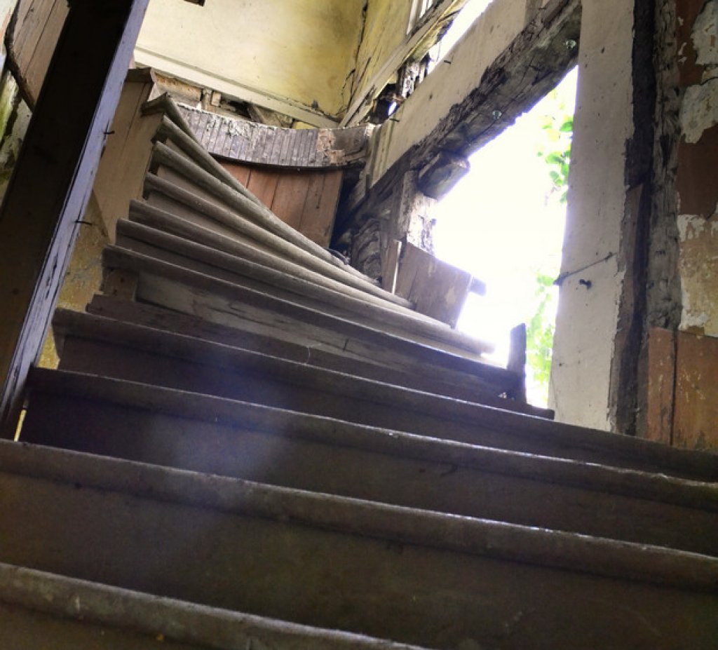 Вита дървена стълба отвежда към втория етаж на старото кметство. При всяка крачка стъпалата 