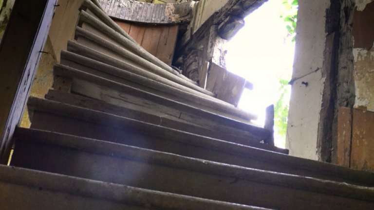 Вита дървена стълба отвежда към втория етаж на старото кметство. При всяка крачка стъпалата