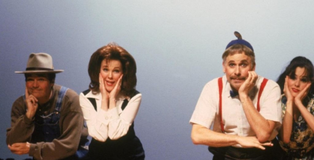 Шийла Албъртсън – „Waiting for Guffman“ (1996)
Още една знакова колаборация с Кристофър Гест – в Waiting for Guffman тя играе Шийла Албъртсън, местна театрална ентусиастка с големи мечти и ограничени възможности. Персонаж, в който О’Хара съчетава ирония и тъга с хирургическа точност.