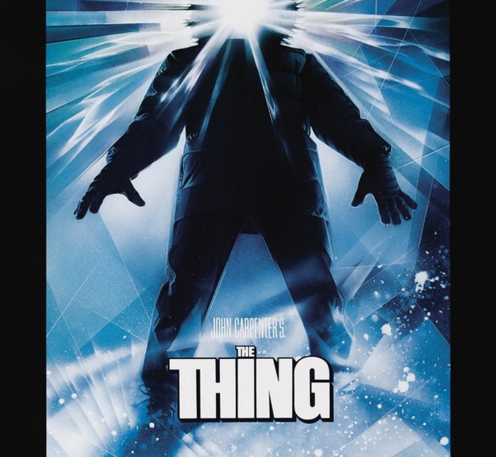 Постерът на "Нещото" на Джон Карпентър (1982). Отказва да тръгне по лесния път и да изобрази извънземните от филма, а вместо това предпочита само да загатне ужасите, с които се сблъскват героите