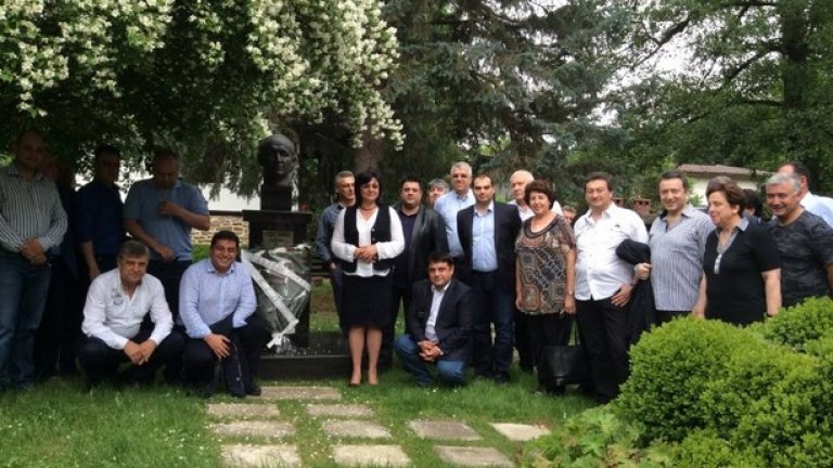 И никой от присъстващите не е закаран насила, за разлика от времената, в които почитаният управляваше