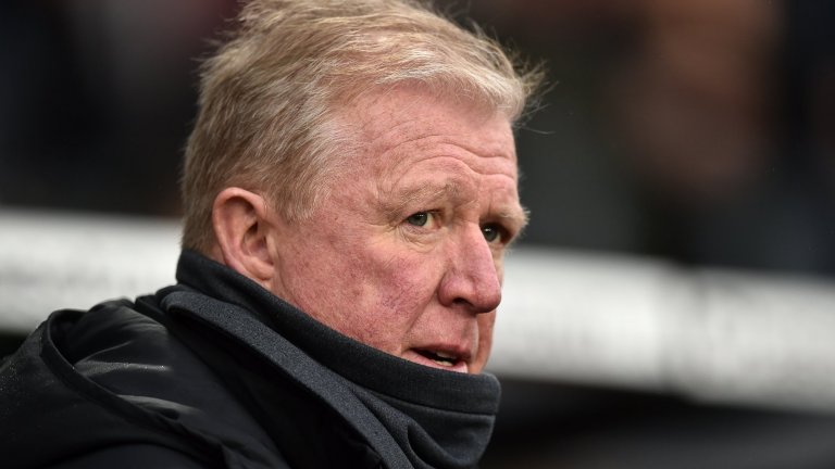 За широката аудитория Стив Макларън винаги ще бъде "Глупака с чадъра" - но защо в Юнайтед отново прибегнаха до него?