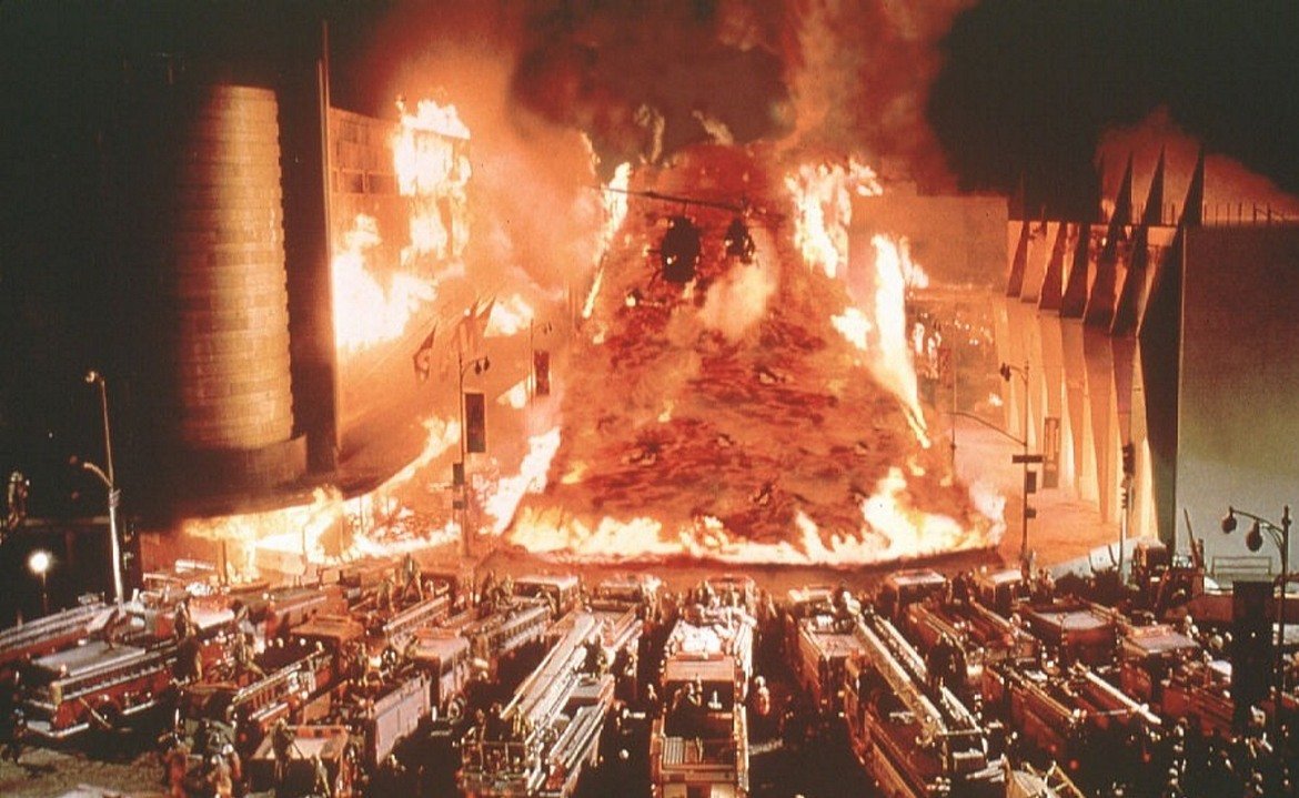 Volcano (Вулкан) / Dante's Peak (Върхът на Данте) (1997) - Или примерите за това как се хвърлят пари в огъня. Или по-скоро във вулкан, защото темата за съвременния Помпей стои в основата и на двата филма. Те ни разказват за опитите на група хора да оцелеят в момента, в който лава бликва от земните недра и тръгва по добре подредените ни улици, топейки всичко и всеки по пътя си.