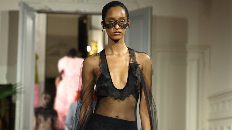 Прозиращи материи
Прозиращите дрехи добре са се загнездили сред актуалните тенденции и през пролетта на 2024 г. ще продължават да провокират от различни места. Най-впечатляваща ще бъде т.нар. гола рокля, която дава панорамна картина на бельото и тялото.
А освен рокли, на мода ще бъдат и прозиращите ризи с дълбоко деколте.