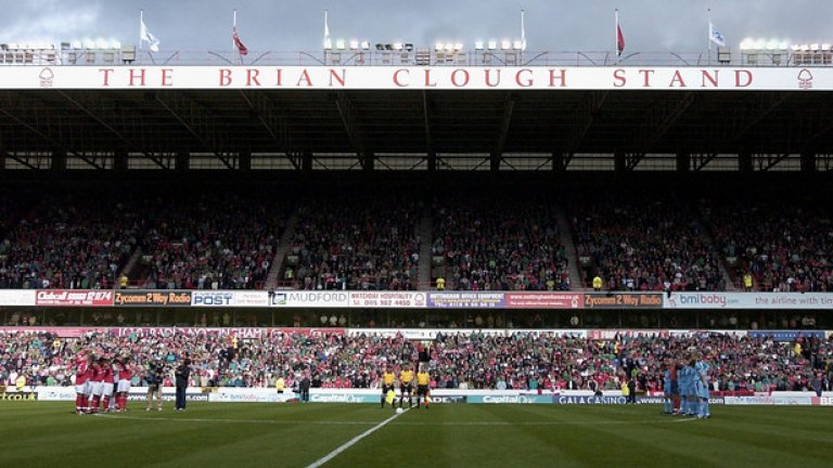 Отборите на Нотингам и Уест Хем са смълчани преди мача им през септември 2004 г., дни след смъртта на Брайън Клъф.