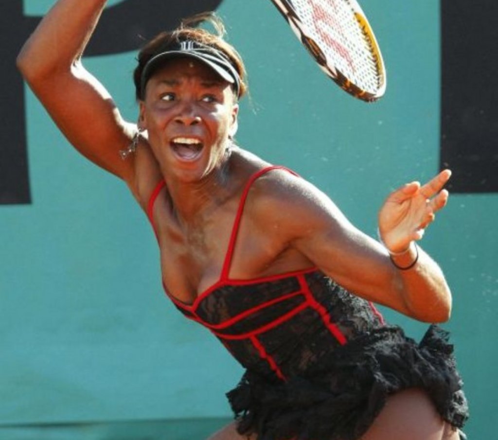 Винъс Уилямс сама измисли дизайна на тенис роклята с която победи Пати Шнайдер. Под роклята тенисиската носеше бельо с телесен цвят, което скандализира тотално публиката - което всъщност се оказа част от плана.