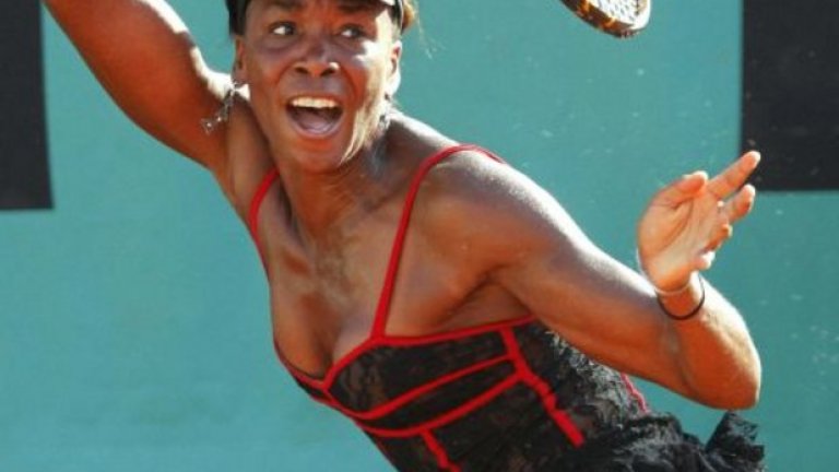 Винъс Уилямс сама измисли дизайна на тенис роклята с която победи Пати Шнайдер. Под роклята тенисиската носеше бельо с телесен цвят, което скандализира тотално публиката - което всъщност се оказа част от плана.