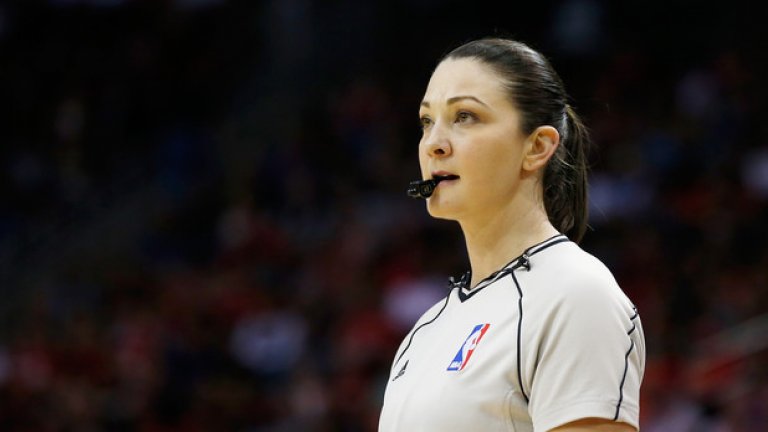 Лорън Холткамп стана знаменитост в NBA за една нощ, след като суперзвездата на Ел Ей Клипърс Крис Пол разкритикува решението й да му отсъди технически фаул. Неговата реплика "Това може би не е за нея" му донесе глоба от 25 хил. долара. Холткамп е едва третата жена с постоянен ангажимент като съдия в NBA