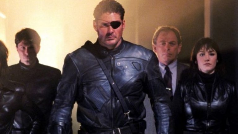 8. Дейвид Хаселхоф
Мич Бюканън захвърля буя и слага прeвръзка за око, за да изиграе тайния агент от комиксите на Marvel Ник Фюри. Да, същият, когото Самюел Джаксън играе в новите Marvel-ски филми. Врътката е, че в комиксите Фюри всъщност е бял и визуално наподобява актьора от "Спасители на плажа". Така през 1998 г. Хаселхоф участва в телевизионния филм "Nick Fury: Agent of S.H.I.E.L.D.", за да покаже на света, че е невъзможно да го възприемаш като нещо друго освен Мич. Край на историята.