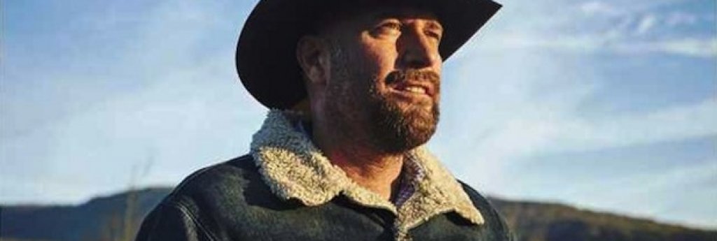 Les Cowboys
Режисьорски дебют на сценариста Томас Бидеген – написал сценариите за „Пророк”, „Ръжда и кости” и „Дийпан: Съдбата на бежанеца”, всички реализирани от големия френски режисьор Жак Одиар. Бидеген преминава зад камерата, за да екранизира по суров и непреклонен начин една класическа история. Главният герой Ален е на посещение на каубойски панаир заедно със съпругата си и двете си деца – 16-годишната му дъщеря Кели и по-малкия му син Кид.
Когато Кели изчезва сред хаоса на празненството, първоначалният страх на Ален бързо се превръща в гняв, след като става ясно, че дъщеря му е изоставила досегашния си живот, за да започне нов като мюсюлманка заедно с приятеля си. Убеден, че тя е била принудена да го направи против волята си, Ален посвещава остатъка от разбития си живот на това да я открие. Филмът тръгна по кината в Европа още миналата година, но това лято ще достигне до още повече екрани.