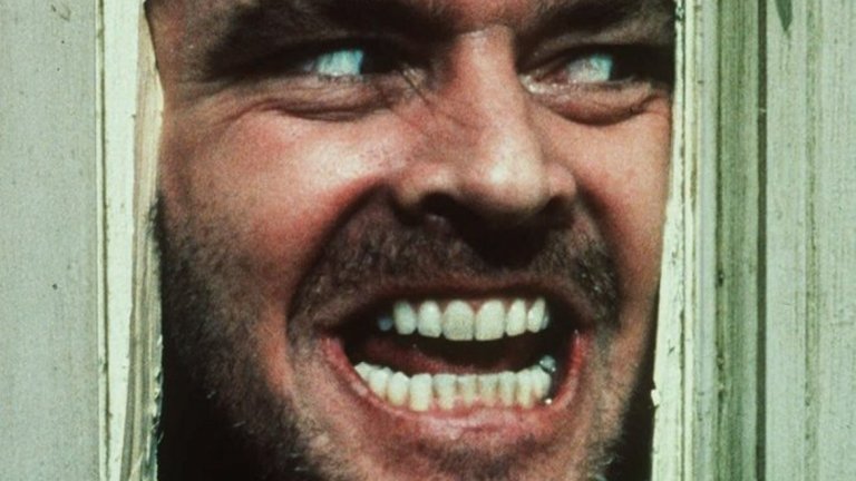 Репликата "Here`s Johnny" ("Ето го Джони"), произнесена от Никълсън на фона на полуизкорубената врата на една стая, в която Уенди - неговата съпруга в историята - крещи истерично, докато той се опитва да я убие, отнема 3 дни заснемане и най-малкото 30 броя нещастни врати в бяло.