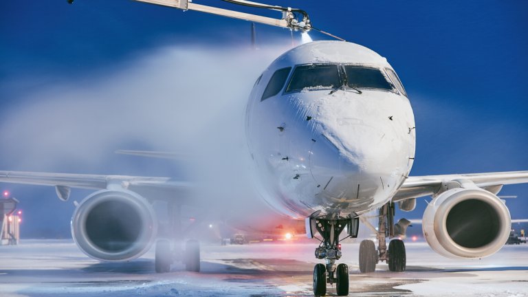 При обработката против обледяване се спира климатичната система в самолета.