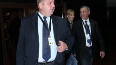 Красимир Каракачанов обяви пред журналисти, че е готов да вземе третия мандат и да предложи работещ и професионален кабинет