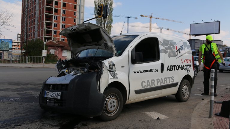 До инцидента се е стигнало, след като водач на 20 години е потеглил на червен светофар