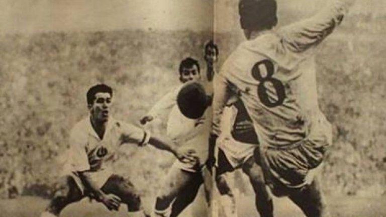 1. Голът на Патрата и засадата на Колев
България – Франция 1:0, 12 ноември 1961 г. 
Двубоят е последен от квалификациите за световното първенство в Чили `62. Съставът на Георги Пачеджиев трябва да победи на всяка цена, за да играе трети допълнителен двубой с французите. До последната минута обаче няма гол. Точно тогава чехословашкият съдия Станислав Фенцл отсъжда пряк свободен удар в полза на България. Първото изпълнение на Кирил Ракаров среща стената, но реферът надува свирката и нарежда ударът да се повтори. Аргументът му е, че стената е мръднала с цял метър напред. При втория опит Ракаров хвърля топката в наказателното поле, където Христо Илиев-Патрата най-сетне я праща от воле в мрежата на знаменития Пиер Бернар. 
Докато 55 000 на стадион „Васил Левски” триумфално скачат на крака, франсетата подгонват първо главния съдия, а след него и тъчрефера. Твърдят, че при гола Иван Колев е бил в засада. Налага се дори милицията да се намесва, за да укроти гостите. Че има поне един метър засада, това се вижда отлично и от кадъра, поместен в списание „Франс Футбол”. Победата на България с 1:0 обаче е зачетена и се стига до трети двубой между двата отбора, този път на неутралния „Сан Сиро”. В него герой става младият Димитър Якимов, вкарал гола за успеха ни отново с 1:0, след който България за пръв път се класира на световно първенство.