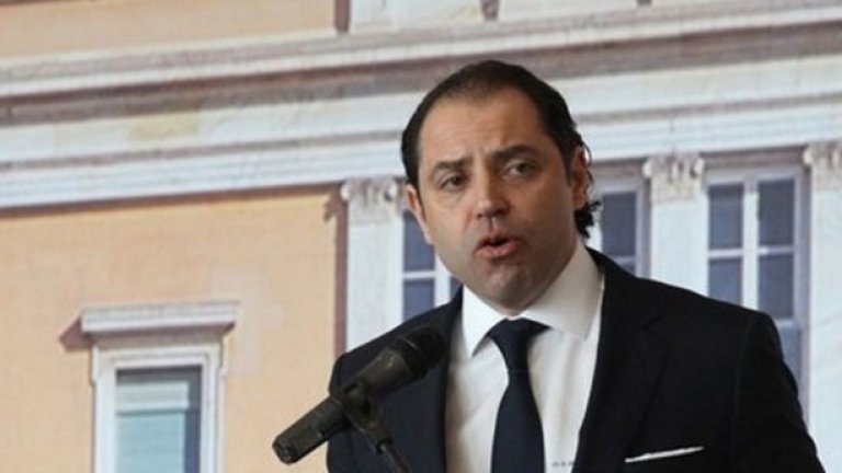 Панайотис Мавридис, по-известен като Такис, е бивш служител на държавната електрическа компания DEI. Службата при сигурен работодател - държавен монополист - е мечта за повечето гърците