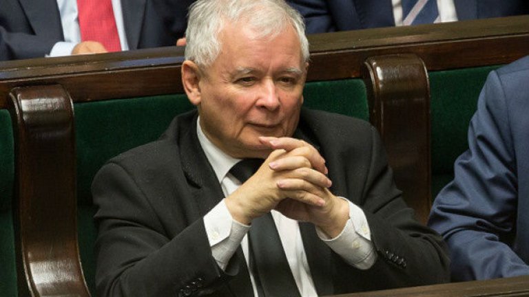 Поляците гласуват за състава на двете камари на парламента (на снимката: лидерът на управляващата партия Ярослав Качински)