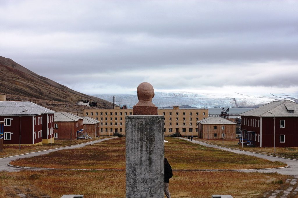 1280px-Piramida_Svalbard_IMG_6283