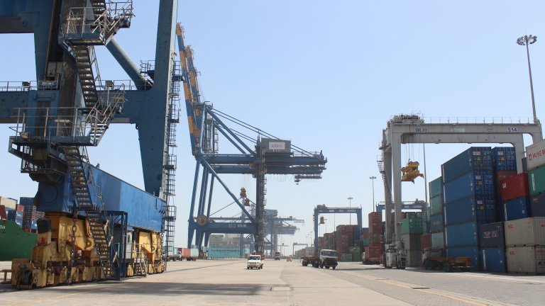 Порт "Мундра" е най-голямото частно пристанище в Индия и е притежавано от Adani Group