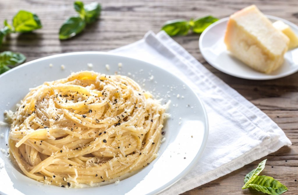 Качо е пепе 
Един от най-семплите видове паста е нещо, което задължително трябва да се опита в Рим. Спагетите със сирене и чер пипер са характерна за града паста, а магията на вкуса им идва от пекориното, което е основната съставка на това ястие.