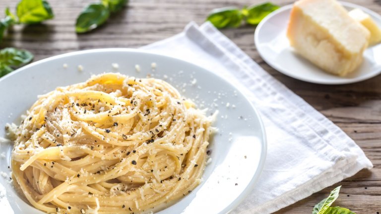 Качо е пепе 
Един от най-семплите видове паста е нещо, което задължително трябва да се опита в Рим. Спагетите със сирене и чер пипер са характерна за града паста, а магията на вкуса им идва от пекориното, което е основната съставка на това ястие.